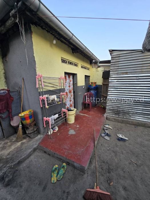 Parcelle morcelée avec une maison à NGABA