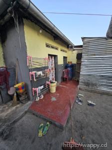 Parcelle morcelée avec une maison à NGABA