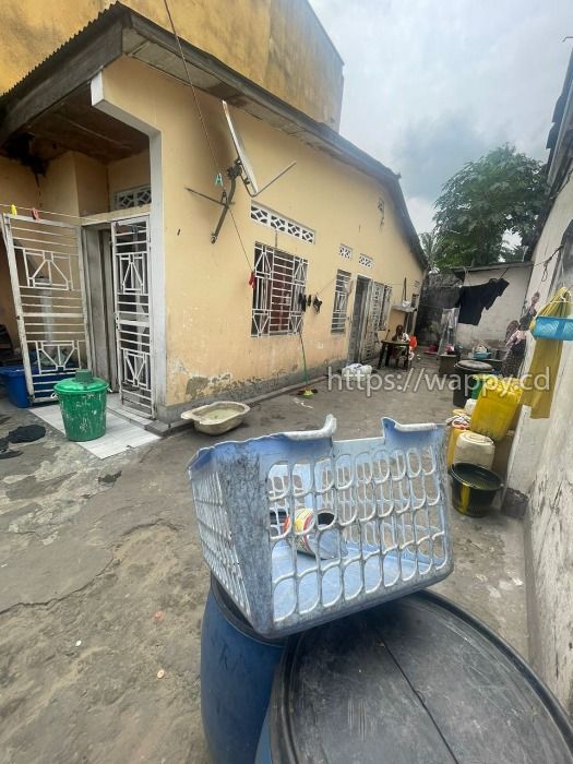 Parcelle dotée d'une maison basse à Lemba