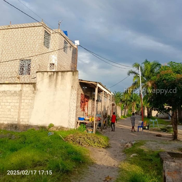 Parcelle Contenant une grande maison inachevée