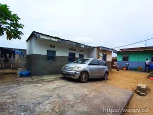 Parcelle avec une maison basse à Mont Ngafula