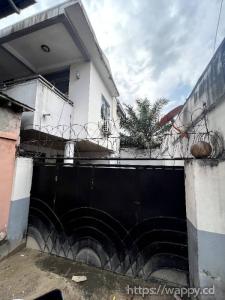 Parcelle avec maison de R+1 un niveau à Limete