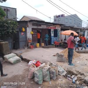Parcelle avec 3 maisons commerciales sur macadam