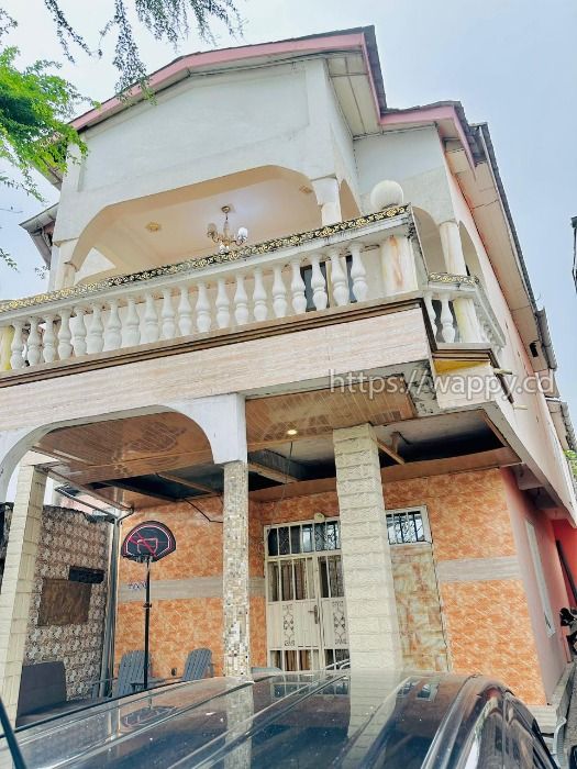 MAGNIFIQUE PARCELLE AVEC UNE GRANDE MAISON