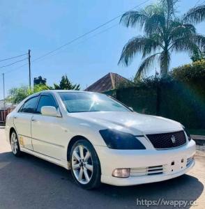 TOYOTA CROWNV6 puissant.