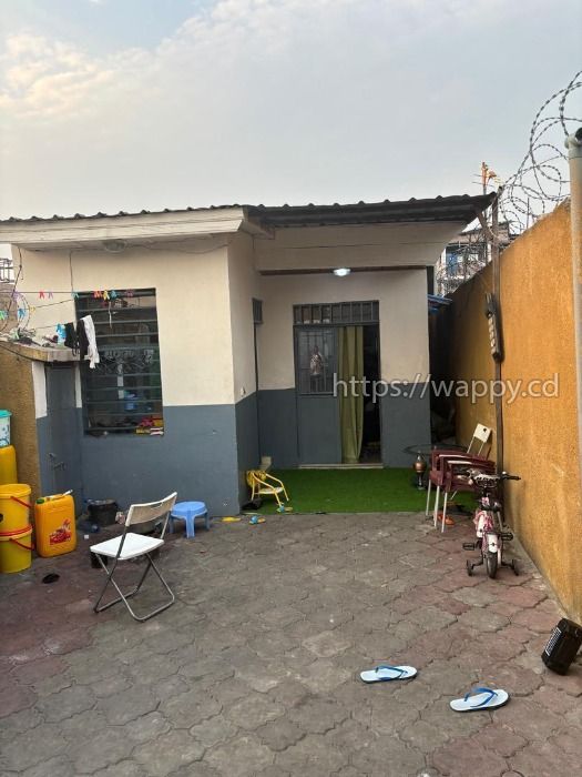 Parcelle dotée d'une belle maison en à Ngiri-ngiri