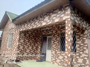 Parcelle avec grande maison prête à habiter