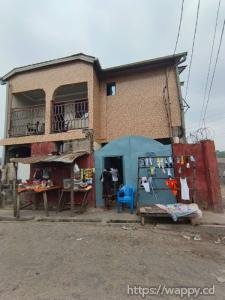 Parcelle avec un immeuble d'un niveau à Ngaba