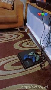 PS4 slim deux manettes 4 jeux crack