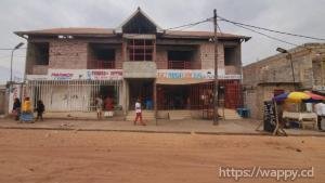 Parcelle dotée d'un immeuble de R+1 à Bibwa