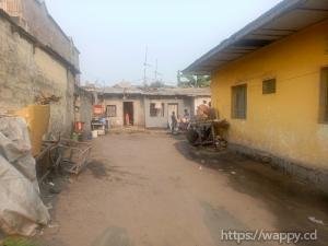 Parcelle avec 6 portes de locataires – N’djili