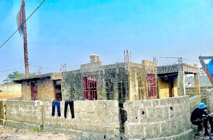 Parcelle avec une maison à debonhomme