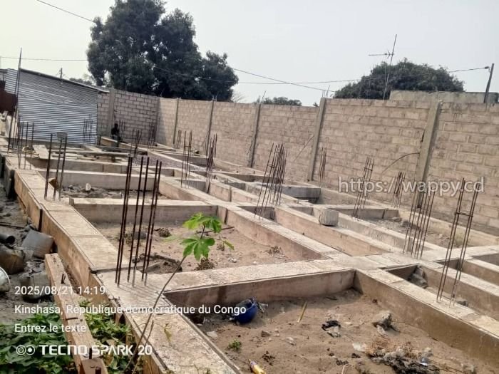 Terrain avec fondation – Terre Jaune, N’sele
