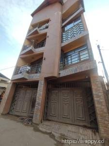 Immeuble de quatre niveaux avec 4 appartements