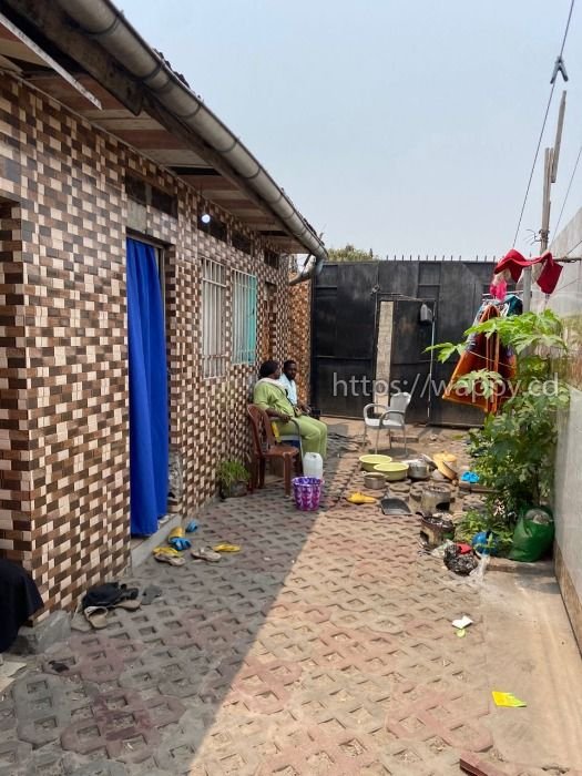 Parcelle avec trois maisons locatives à Kinkole