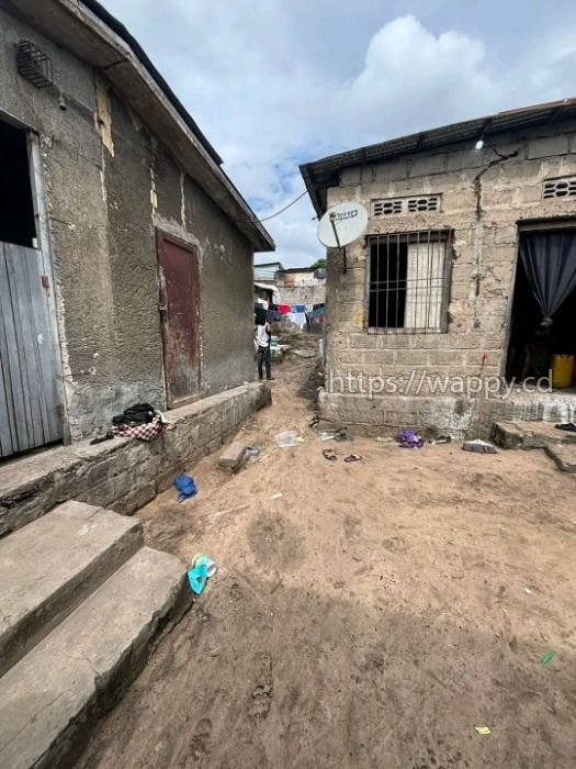 Parcelle sur macadam avec deux maisons