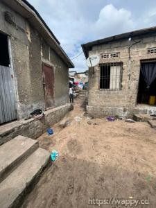 Parcelle sur macadam avec deux maisons