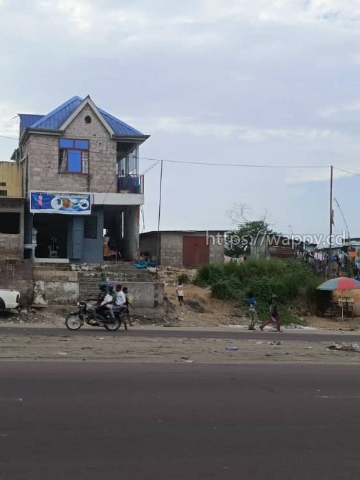 Parcelle Commerciale avec Bâtiment R+1 à N'sele