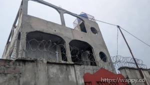 PARCELLE AVEC IMMEUBLE R+2 À TERRE JAUNE