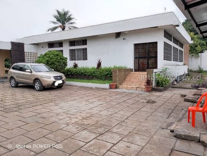 Une très grande parcelle à Ngaliema