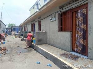 Parcelle avec 5 portes locatives – Efobank