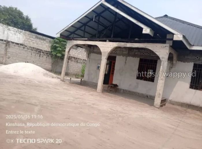 Parcelle avec maison bâtie, clôturée