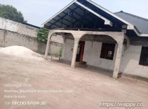 Parcelle avec maison bâtie, clôturée