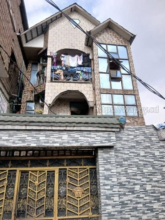 Parcelle R+2 avec 3 appartements à Barumbu