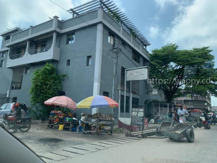 Immeuble R+2 de Rapport sur Macadam à Barumbu