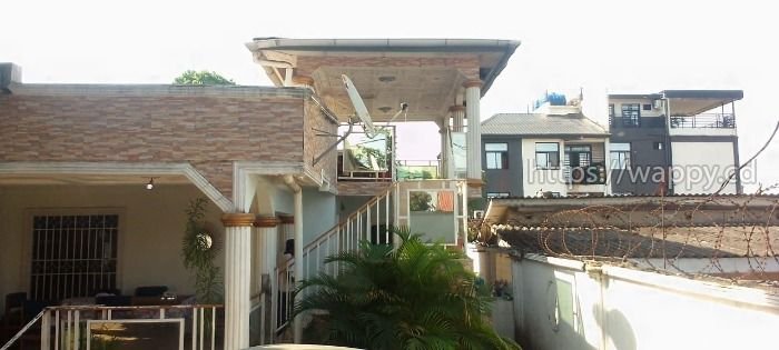 PARCELLE AVEC MAISON À NGALIEMA