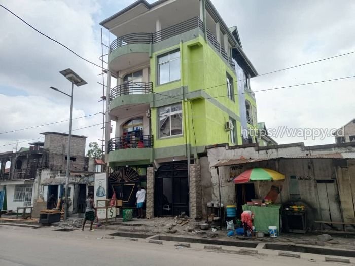 Immeuble locatif R+3 sur macadam de Kabinda