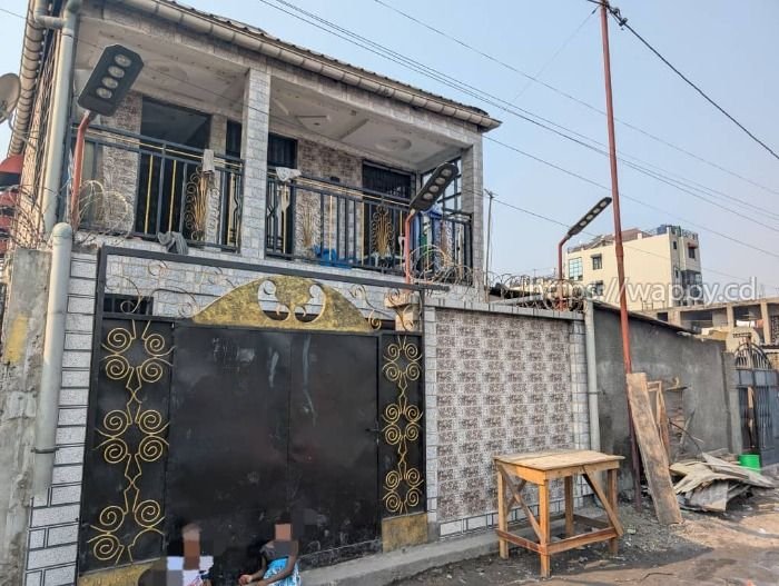 PARCELLE AVEC IMMEUBLE R+1 À BARUMBU