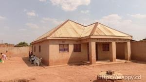 Maison de 3 Chambres sur 875 m² à Vendre à Luwowos