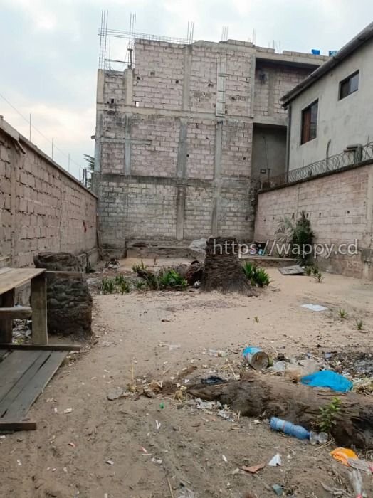 TERRAIN CLÔTURÉ SANS PORTAIL À LIMETE 1 ÈRE RUE