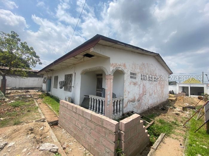 Grande maison de 4 chambres à Mont Ngafula