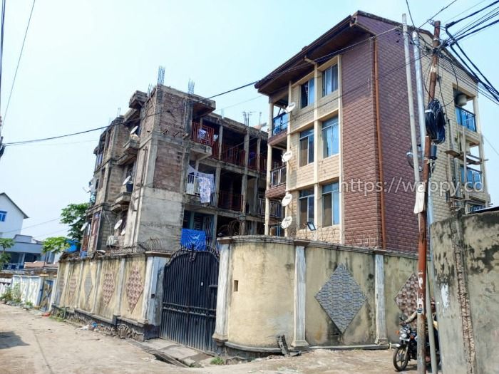 DEUX IMMEUBLES JUMELÉS À GOMBE