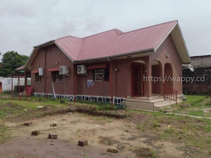 Parcelle avec grande maison de 4 chambres à UPN