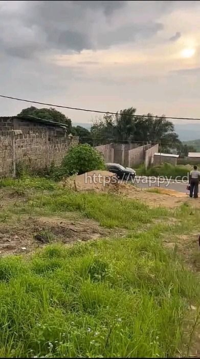 TERRAIN VIDE SUR MACADAM À MONT-NGAFULA