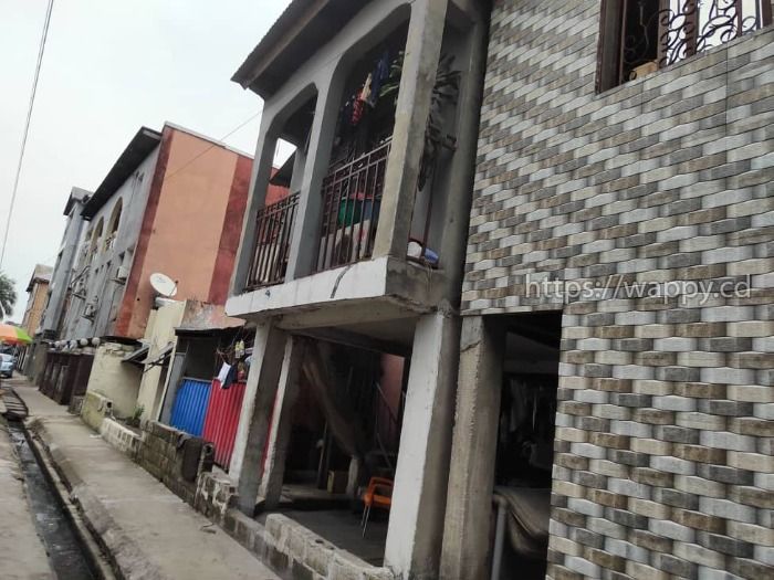 Parcelle avec trois maisons des locataires