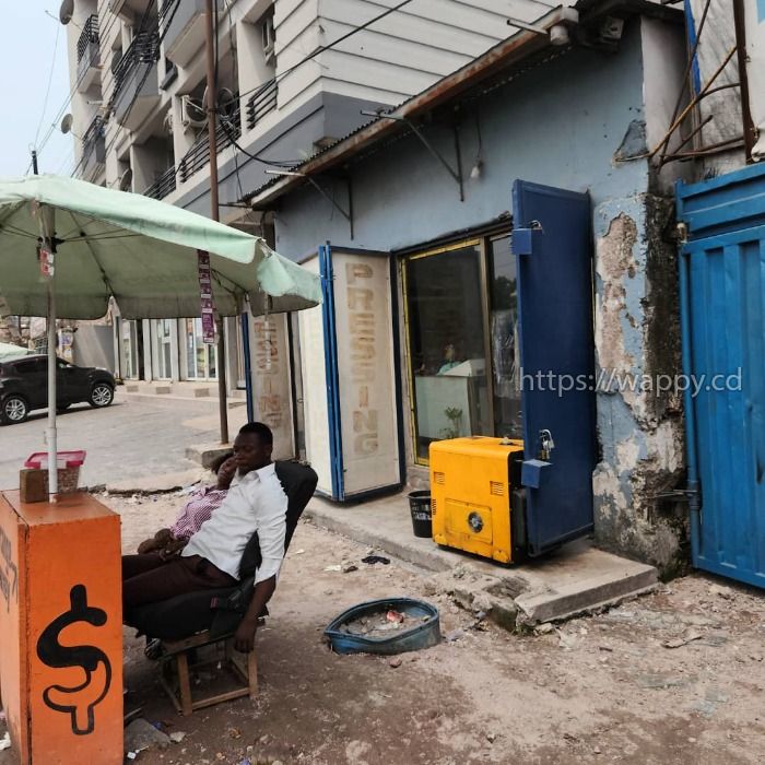 Parcelle avec une maison commerciale